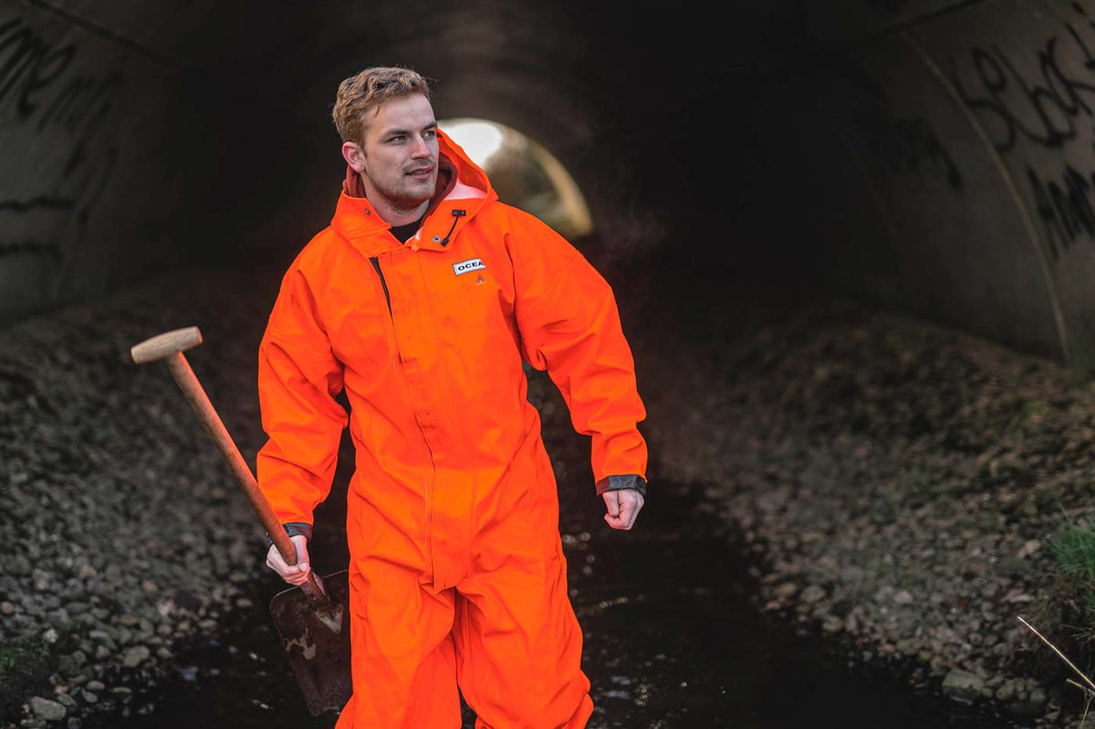 Arbeiter in Wetterschutzbekleidung von OCEAN bei Regen im Außeneinsatz